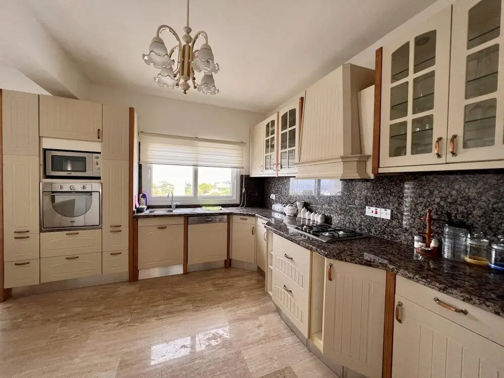 Северная Никосия: Villa With Private Pool 10 min to Kyrenia Gates