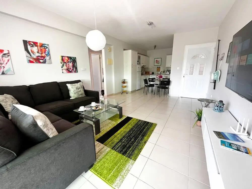 Пафос: Modern Apartment Only 900m From Famous Venus Beach