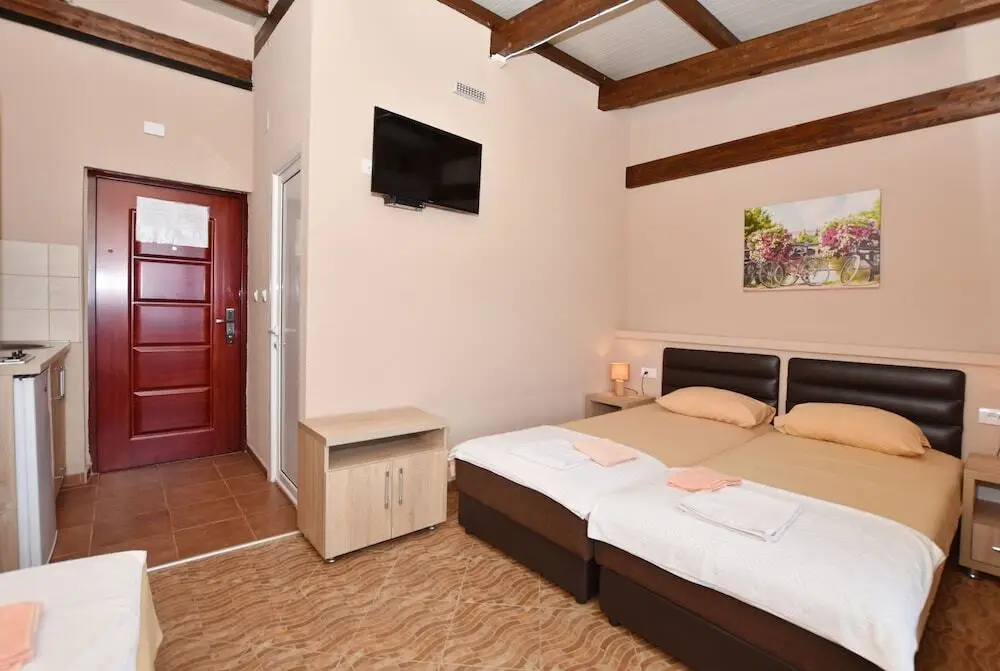 Бар: Apartment Tomba