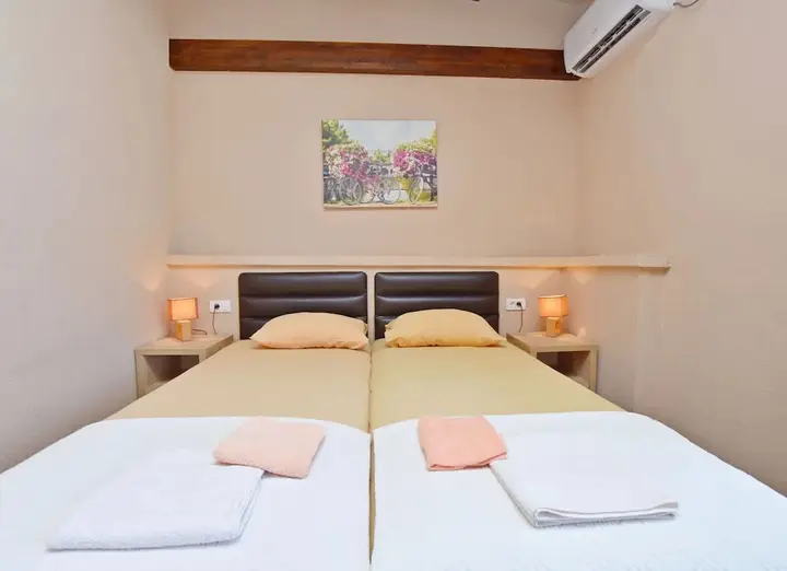 Бар: Apartment Tomba