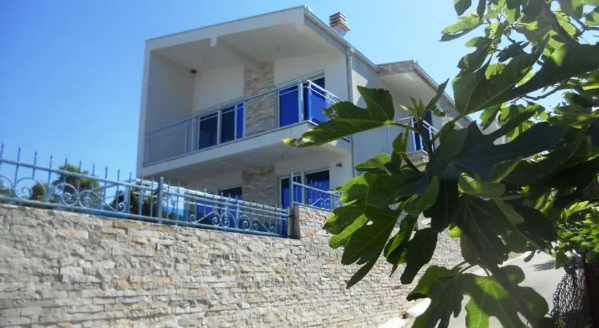 Бусат: Villa Milica
