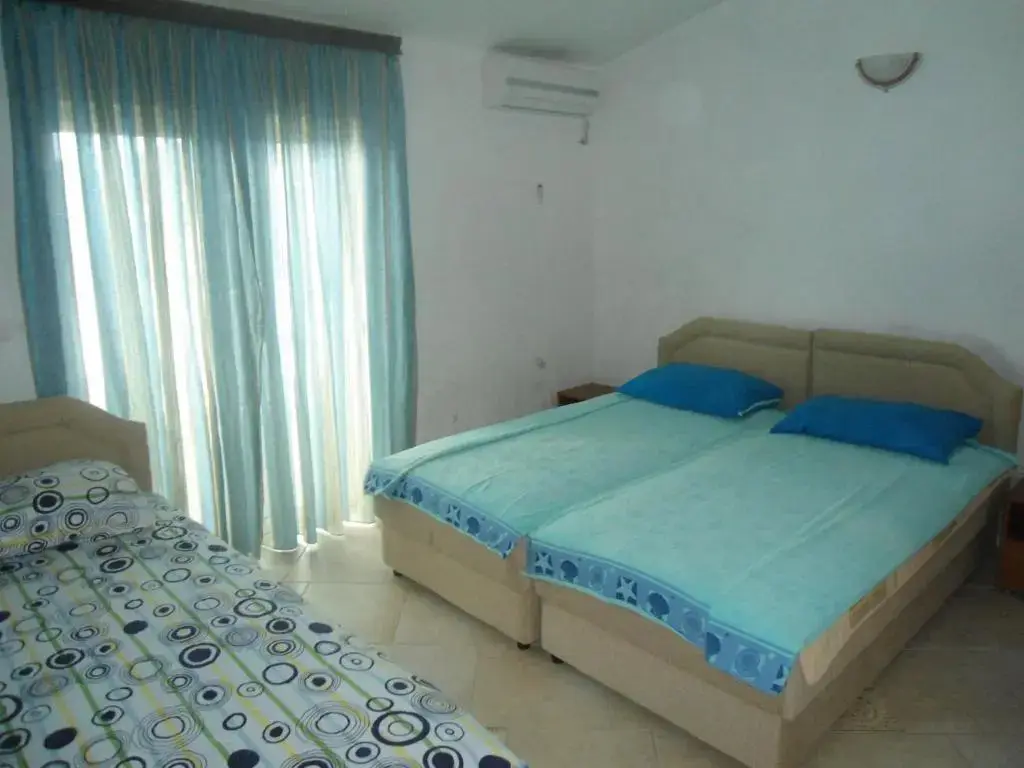 Бар: Apartments Pekic