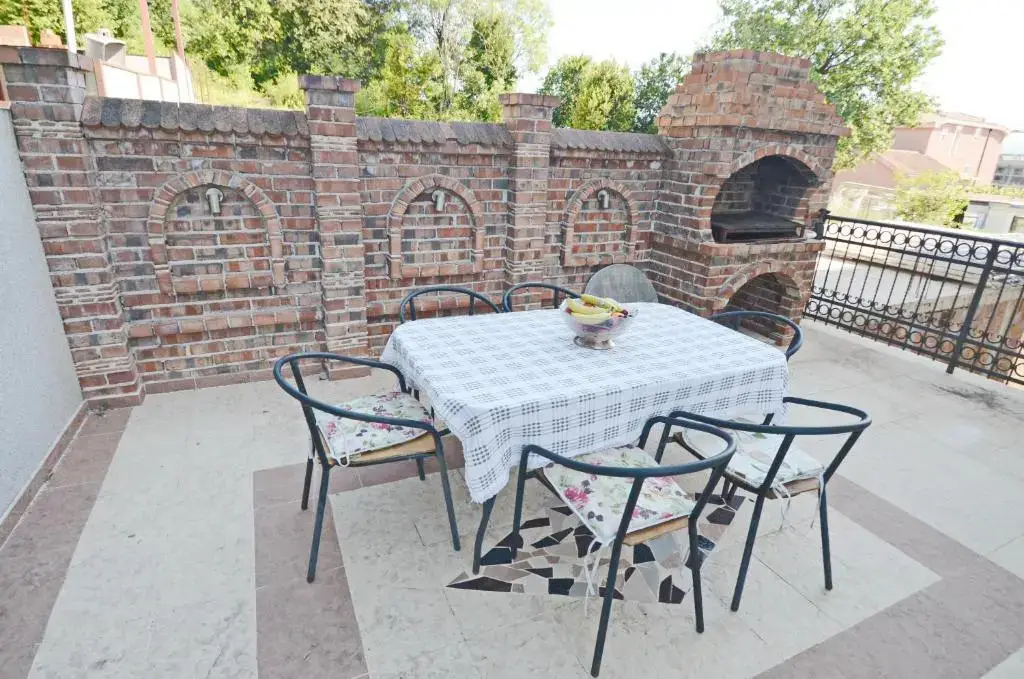 Тиват: Apartments Rajsko Mjesto