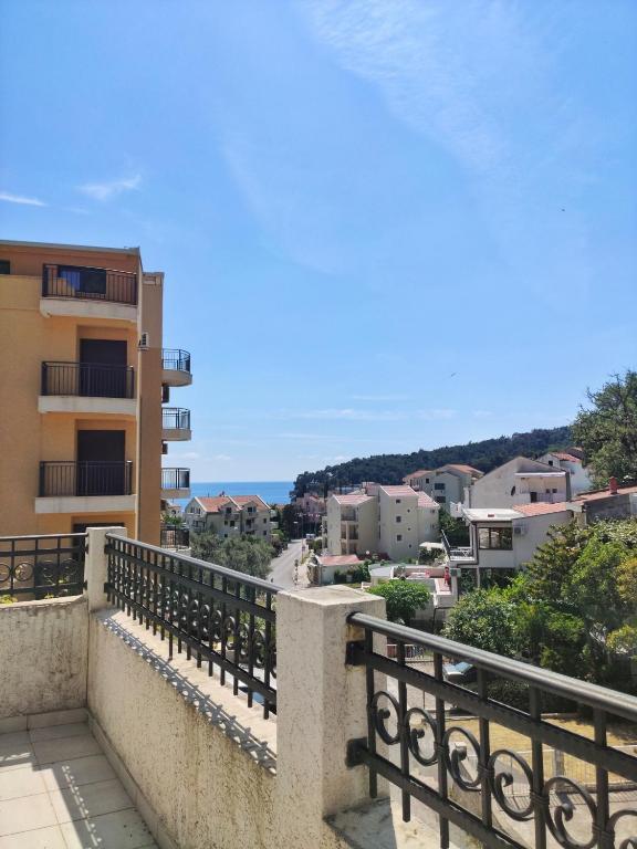 Петровац: Apartments Gvozdenović