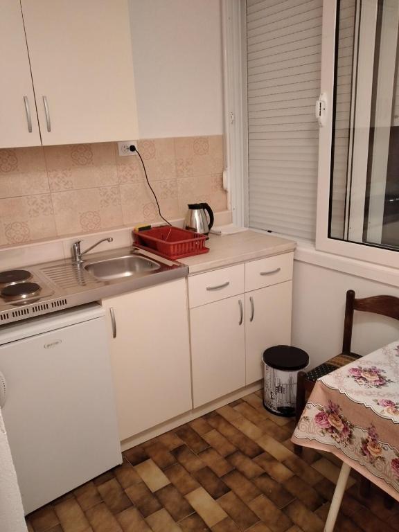 Петровац: Apartments Gvozdenović