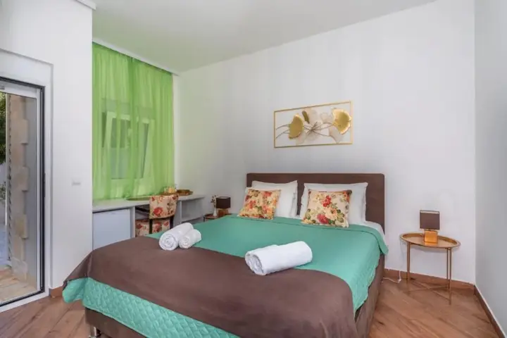 Петровац: Apartments Fortunella