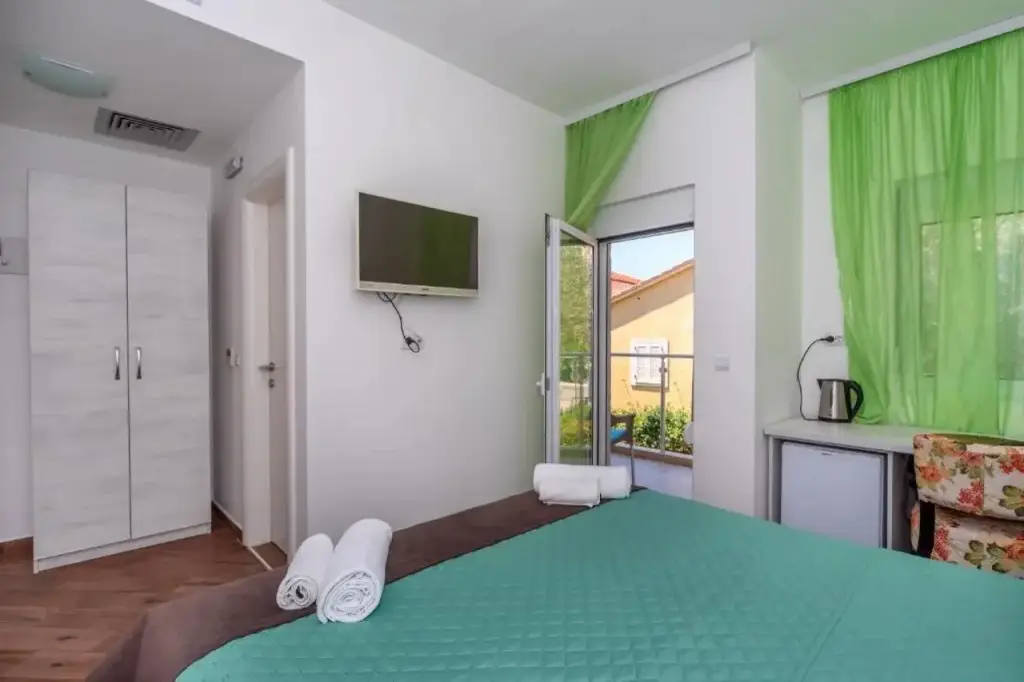 Петровац: Apartments Fortunella