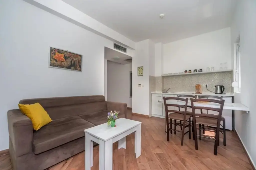 Петровац: Apartments Fortunella