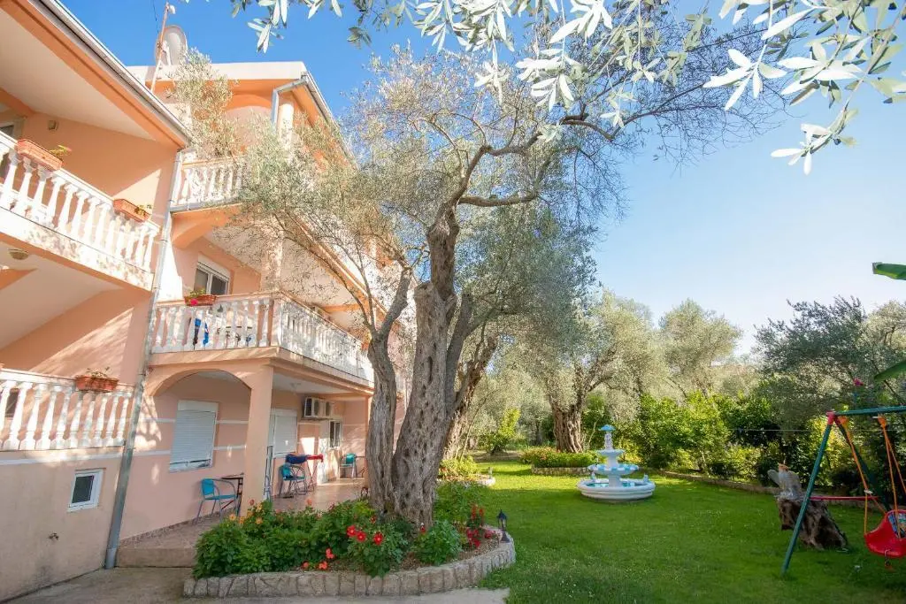 Бусат: Apartments Duskic