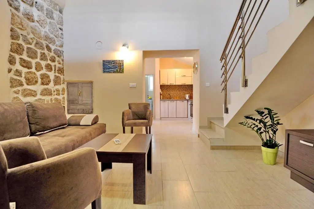 Доброта: Apartments Ave R