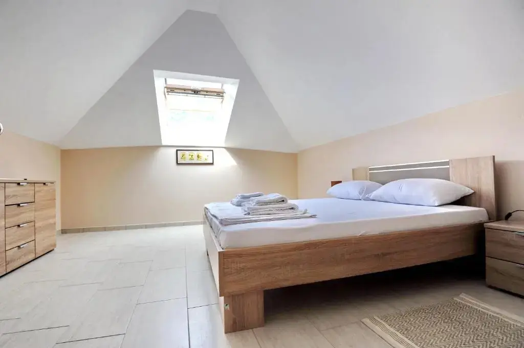 Доброта: Apartments Ave R