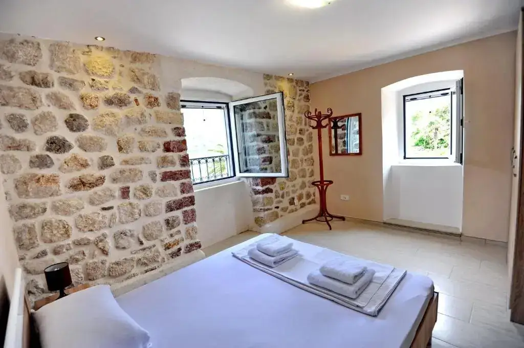 Доброта: Apartments Ave R
