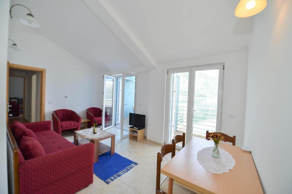 Доброта: Apartments Dobrota