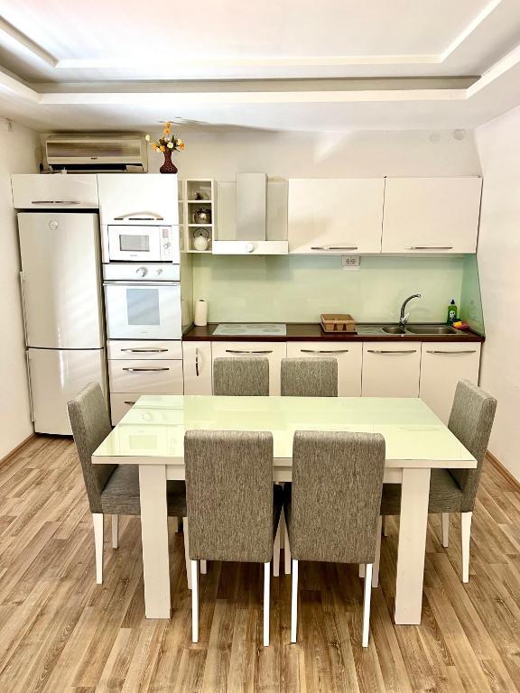 Тиват: Apartments Family