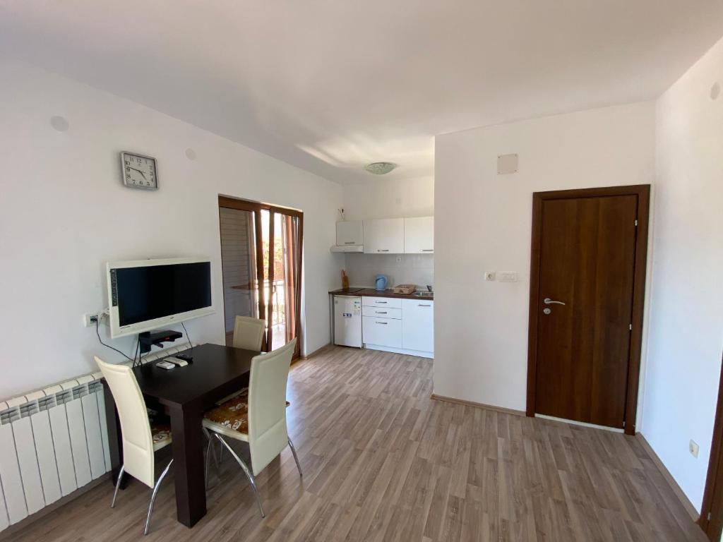 Тиват: Apartments Family