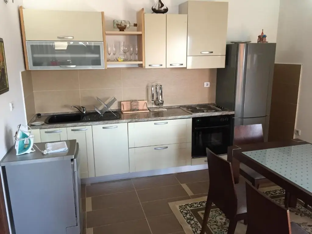 Петровац: Apartments Ivan