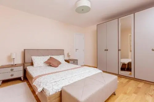 Доброта: Old Town Museum Square Apartment