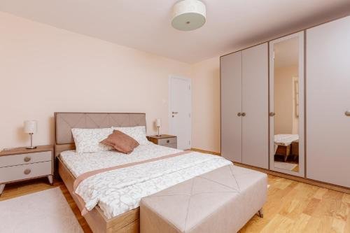 Доброта: Old Town Museum Square Apartment