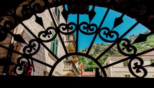 Доброта: Old Town Museum Square Apartment