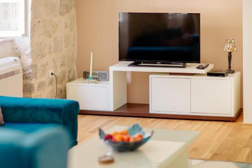 Доброта: Old Town Museum Square Apartment