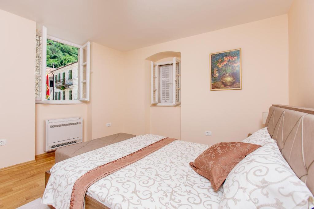 Доброта: Old Town Museum Square Apartment