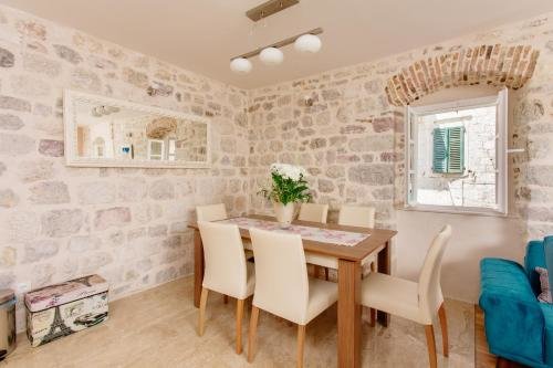 Доброта: Old Town Museum Square Apartment