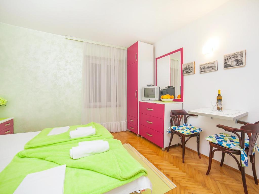 Петровац: Apartments Adria