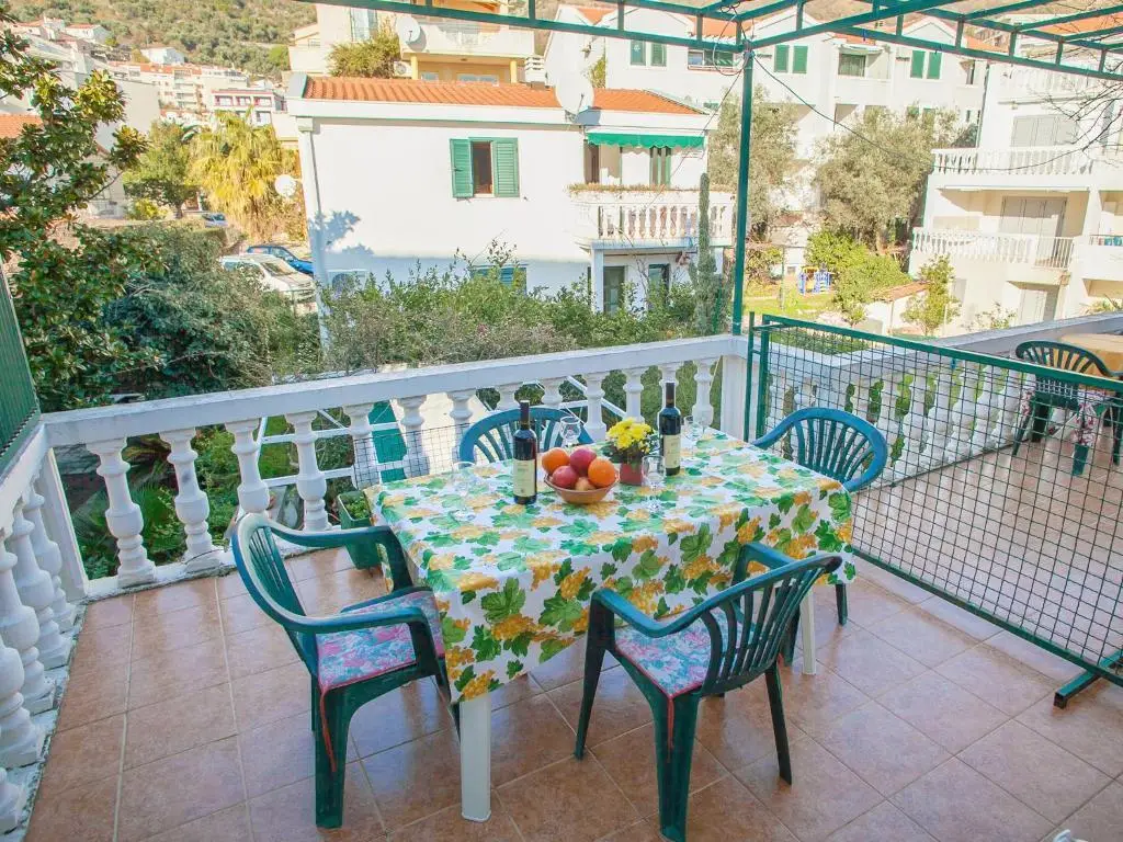 Петровац: Apartments Adria