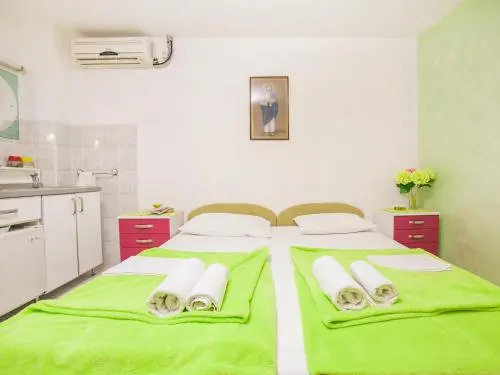 Петровац: Apartments Adria