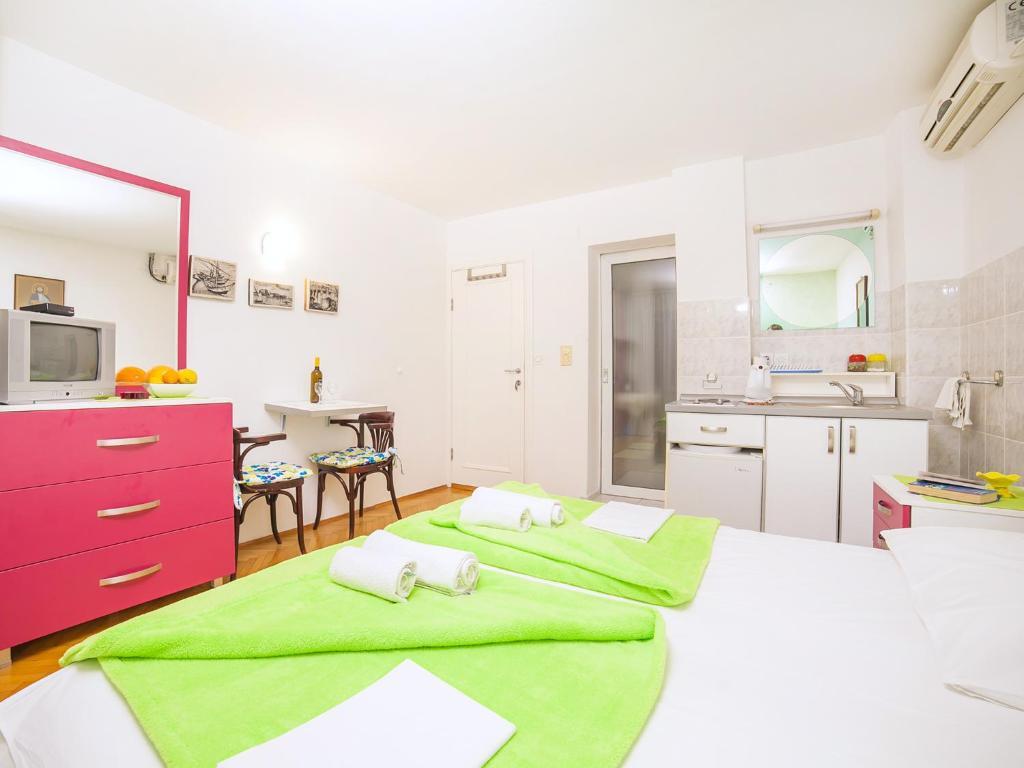 Петровац: Apartments Adria