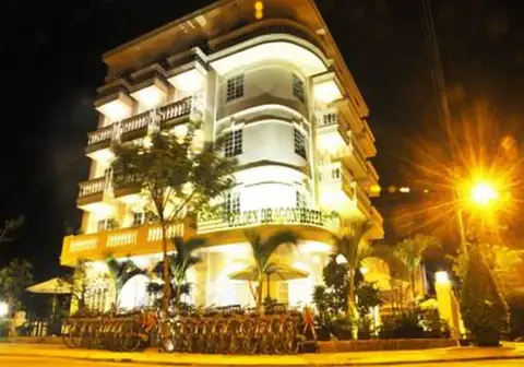 Golden Dragon Hotel — фото 1