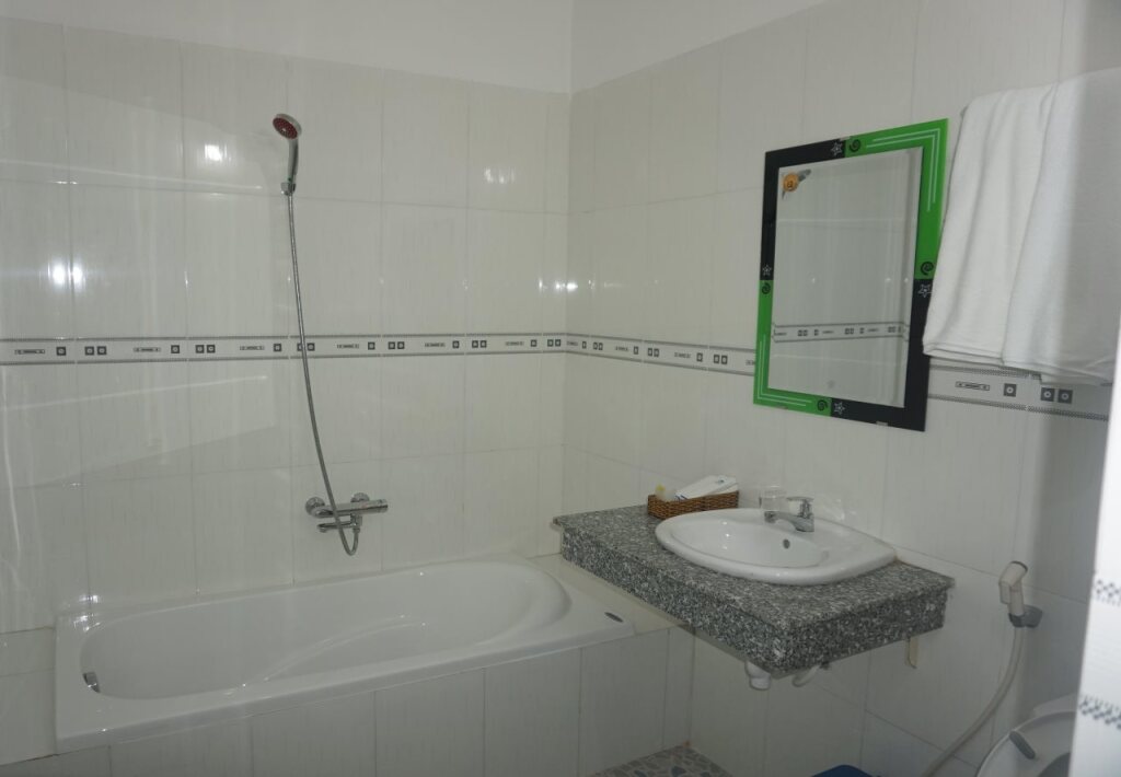 Ла-Джи: Minh Nhi Hotel