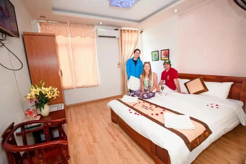Халонг: Halong Party Hotel