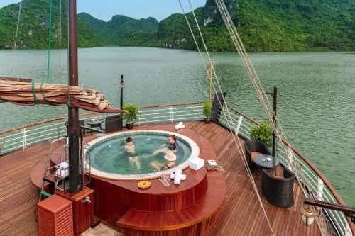 Пляж Tung Thu: Orchid Ha Long Cruise