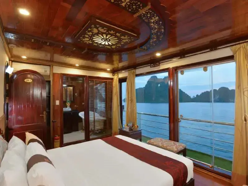 Халонг: Oasis Bay Classic Cruises