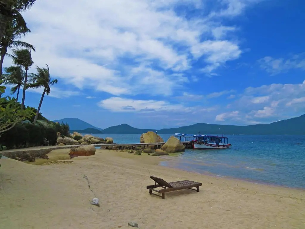 Ваннинь: Whale Island Resort