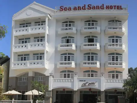 Sea and Sand Hotel — фото 1