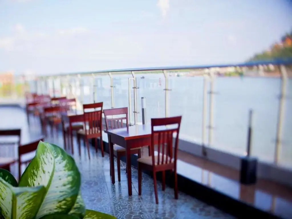 Хатин: River Hotel