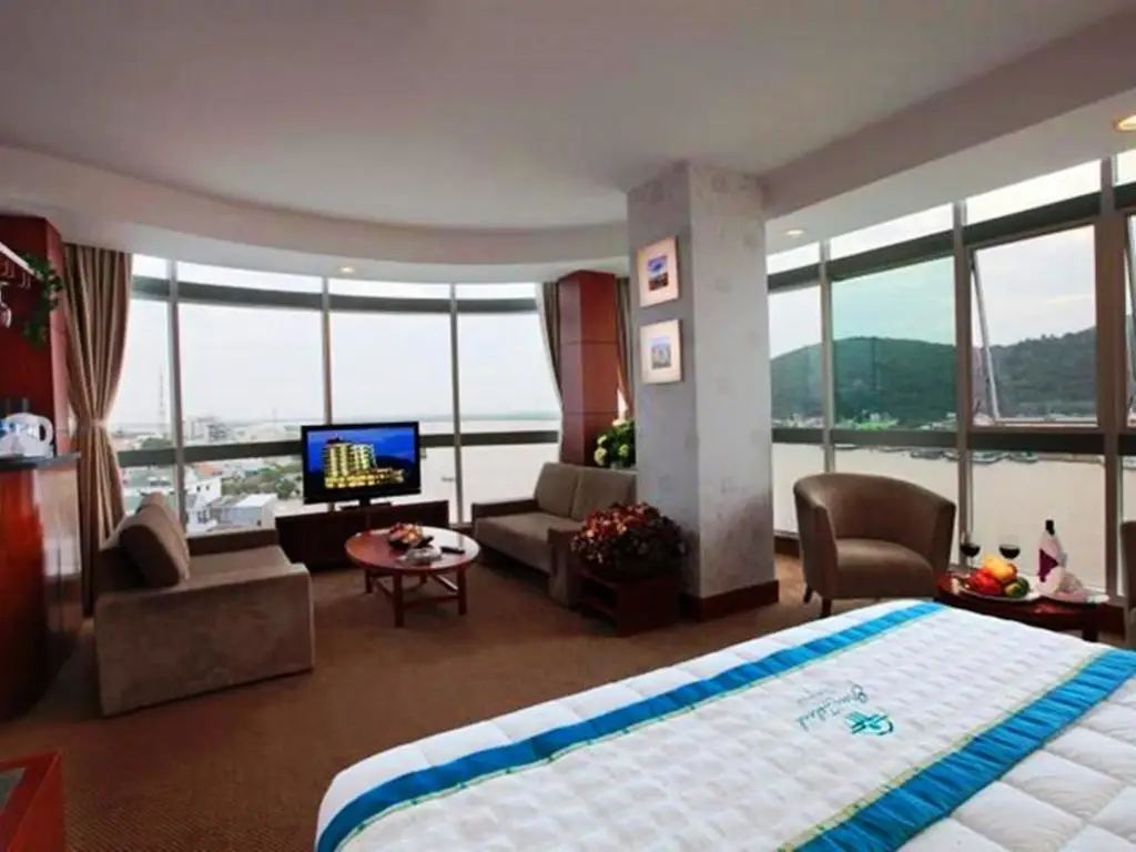 Хатин: River Hotel
