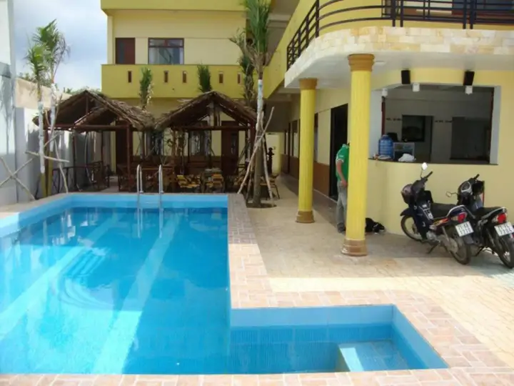 Бенче: Oasis Hotel