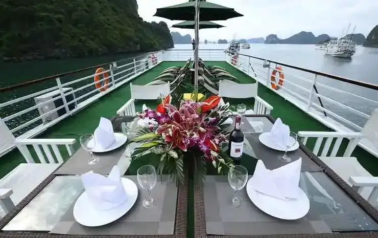 Халонг: Legend White Dolphin Cruise