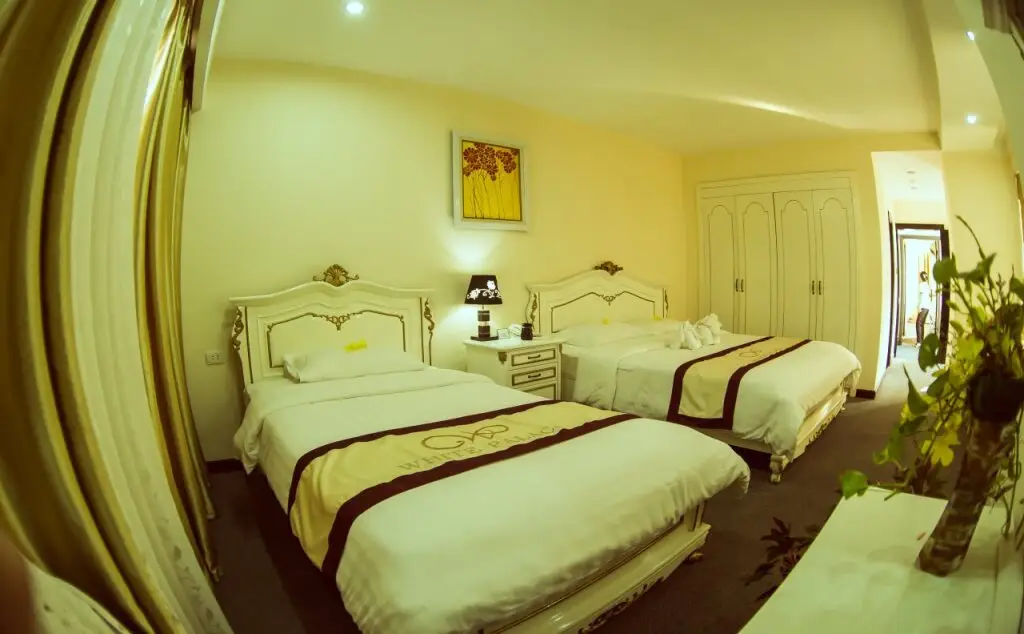 Хатинь: White Hotel