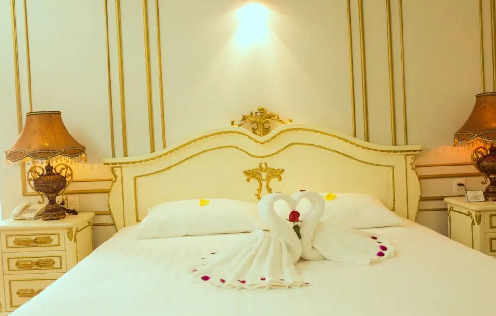 Хатинь: White Hotel