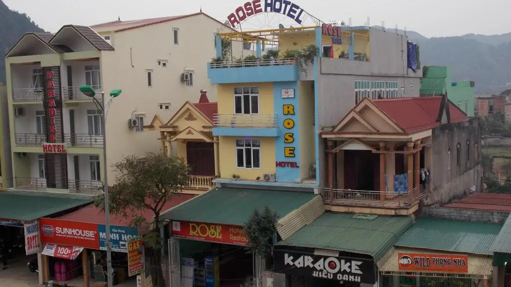 Фонг Ня: Rose Hotel