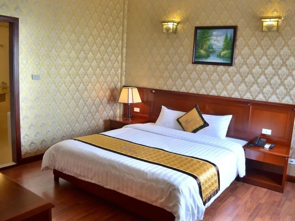 Халонг: Crown Hotel