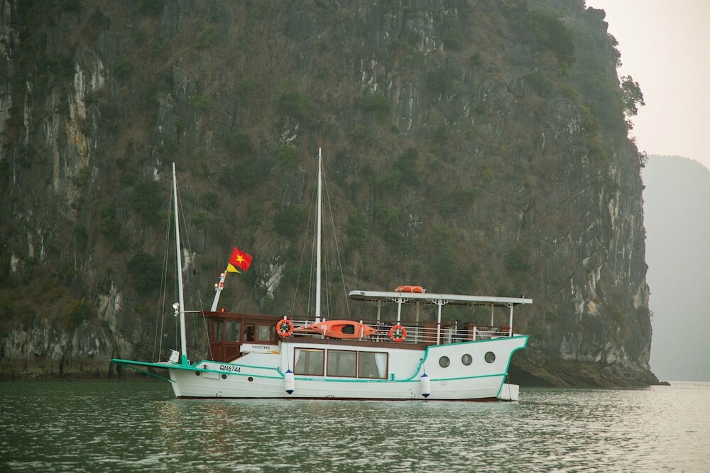 Халонг: L'Azalée Cruises
