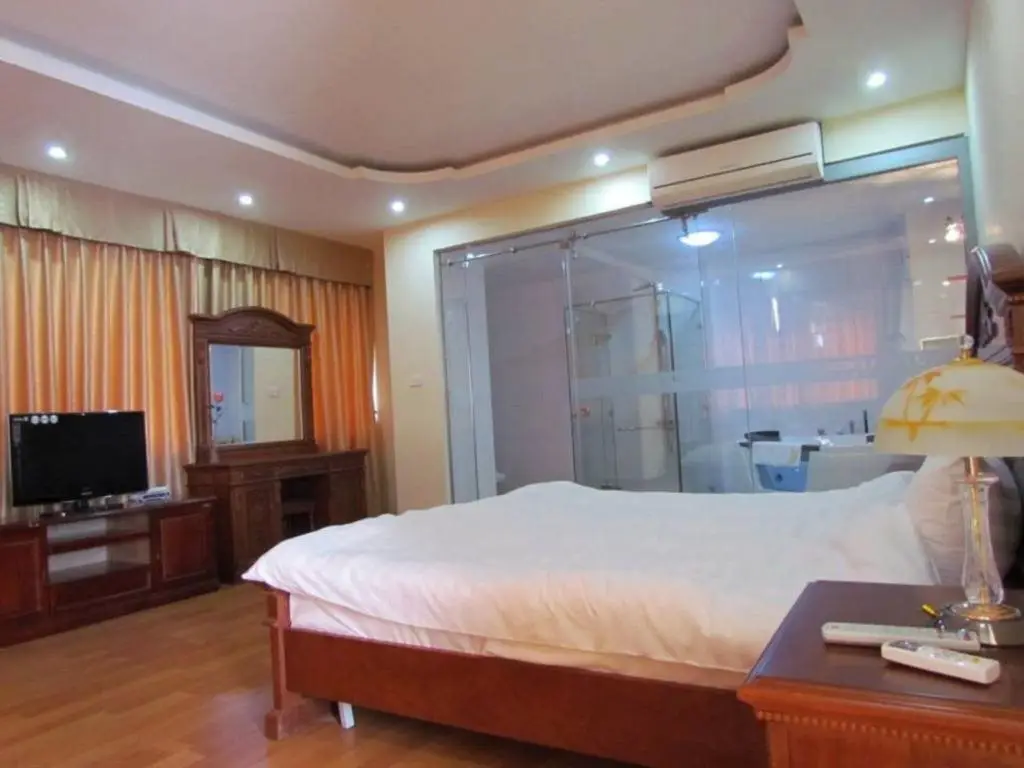 Хаулок: Phu Dong Hotel