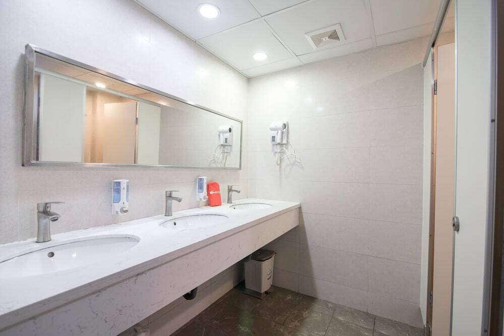 Ханой: RedDoorz Hostel @ Signature Inn