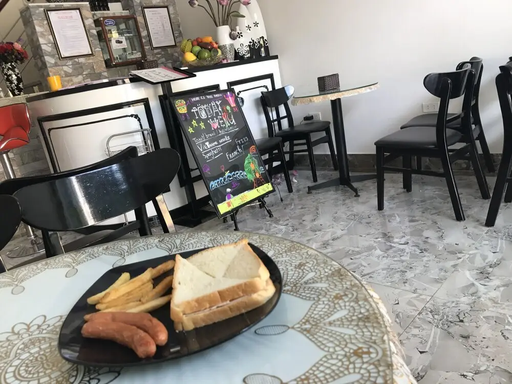 Халонг: Babycat Guesthouse & Cafe