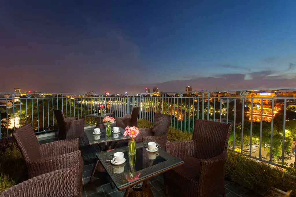 Bella Premier Hotel & Rooftop Skybar — фото 1
